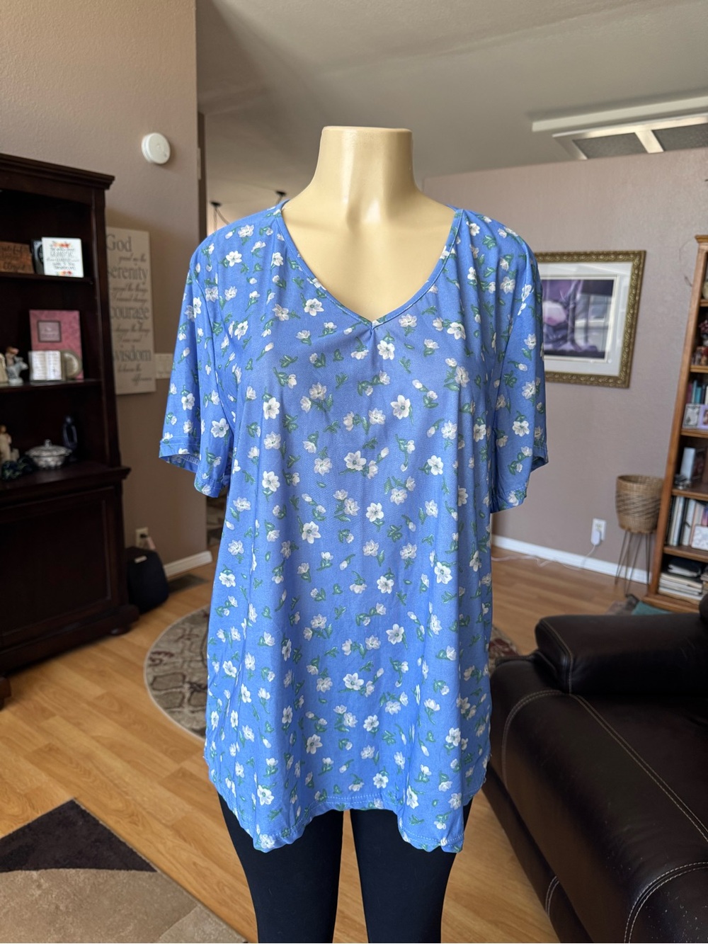 Buzz blue & white floral short sleeve V-neck blouse-size XL-NWT